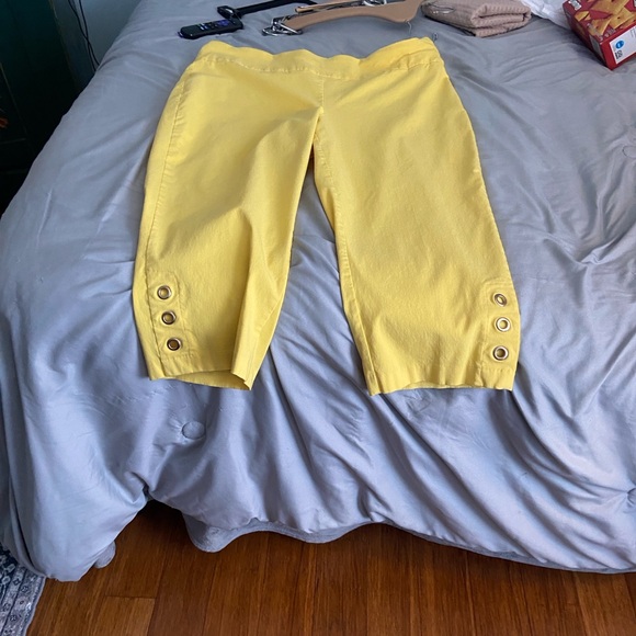 Zac & Rachel Women’s Yellow Capri’s with Button Details - Picture 1 of 8